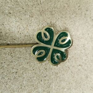 Sale: Keltische Fibel mit Emaille „Leprechaun“