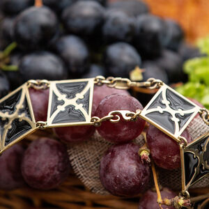 Sale Kropfband aus emaillierten Messing mit Anhänger „Deutsche Rose”