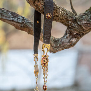 Sale: Leder- und Messinggürtel mit Emaille „Deutsche Rose” | Schwarzes Leder
