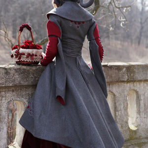 Sale: Märchenhafter Wollmantel „Gebrüder Grimm“ | Graue Wolle | Schwarze Akzente