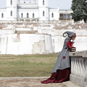 Sale: Märchenhafter Wollmantel „Gebrüder Grimm“ | Graue Wolle | Schwarze Akzente