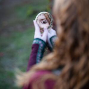 Sale: Messingspiegel „Schlüsselhalterin“ | Emaillemuster | Messing hat eine Patina