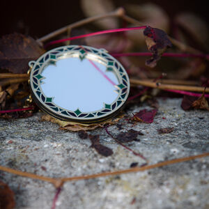 Sale: Messingspiegel „Schlüsselhalterin“ | Emaillemuster | Messing hat eine Patina