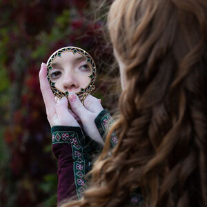 Sale: Messingspiegel „Schlüsselhalterin“ | Emaillemuster | Messing hat eine Patina