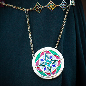 Sale: Messingspiegel „Schlüsselhalterin“ | Emaillemuster | Messing hat eine Patina