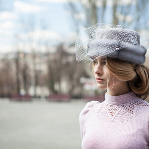 Sale Wollmütze mit einem Schleier „Grasiris“ | Helllila Wolle