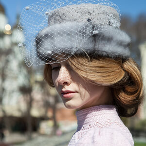 Sale Wollmütze mit einem Schleier „Grasiris“ | Helllila Wolle