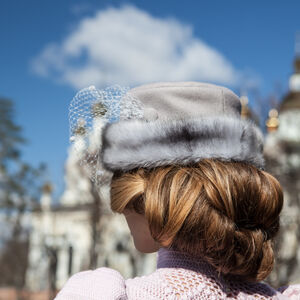 Sale Wollmütze mit einem Schleier „Grasiris“ | Helllila Wolle