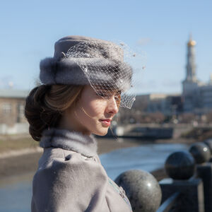 Sale Wollmütze mit einem Schleier „Grasiris“ | Helllila Wolle