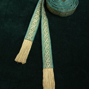 Schmaler, weicher Gürtel im keltischen Stil mit Borte und Fransen