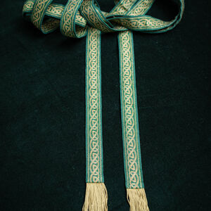 Schmaler, weicher Gürtel im keltischen Stil mit Borte und Fransen