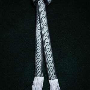 Schmaler, weicher Gürtel im keltischen Stil mit Borte und Fransen