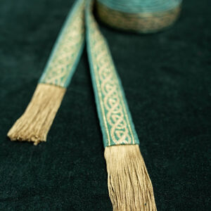 Schmaler, weicher Gürtel im keltischen Stil mit Borte und Fransen