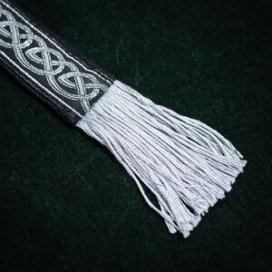 Schmaler, weicher Gürtel im keltischen Stil mit Borte und Fransen