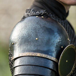 Schulterschutz „Eigenwilliger Ritter” aus geschwärztem Stahl