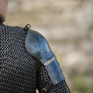 Schulterschutz „Eigenwilliger Ritter” aus geschwärztem Stahl