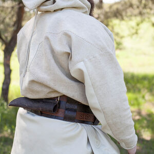 Funktionelles Gewand aus robustem Leinen und Leder