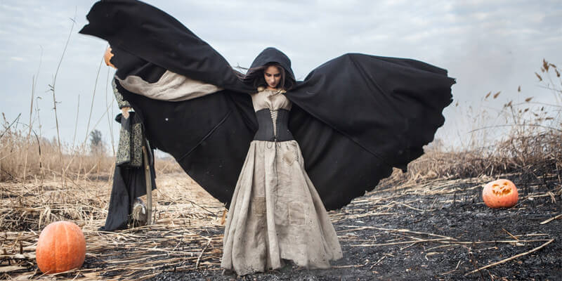 Halloween Edition: ein geheimnisvoller Umhang und ein Hexe-Kleid