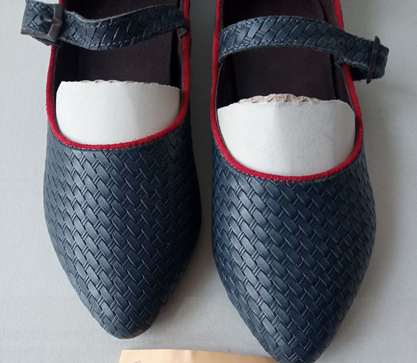 Geprägte Schuhe „Schlüsselhalterin”